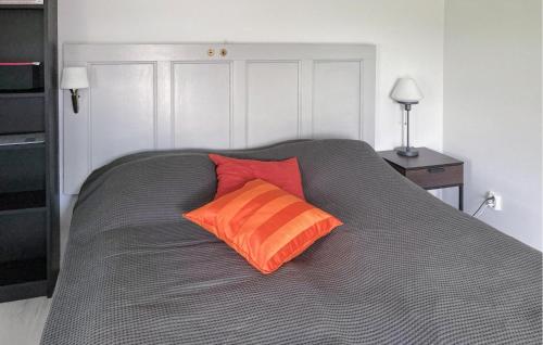 SollebrunnStunning Home In Sollebrunn With Kitchen的床上有两个橙色枕头