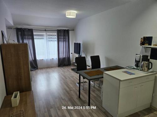 翁纳gemütliches Appartament 30 m2 in Unna的客房设有书桌和桌椅