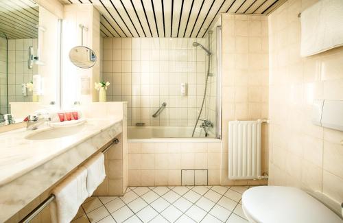 汉堡汉堡市北莱昂纳多酒店的带浴缸、卫生间和盥洗盆的浴室