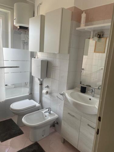 米兰Cadolini Apartment的白色的浴室设有卫生间和水槽。