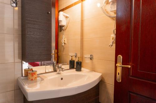 普雷韦扎Apartments Vasileiou Suite 2的浴室设有白色水槽和镜子