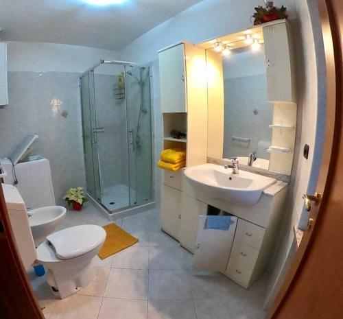IssogneDimora Gilles AO的浴室配有卫生间、盥洗盆和淋浴。