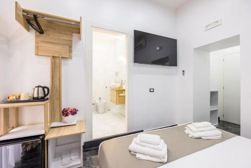 那不勒斯Bella Napoli Suites的白色的客房设有床和浴室。