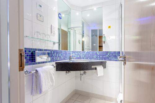 英格里斯顿爱丁堡机场智选假日酒店 的一间带水槽和镜子的浴室