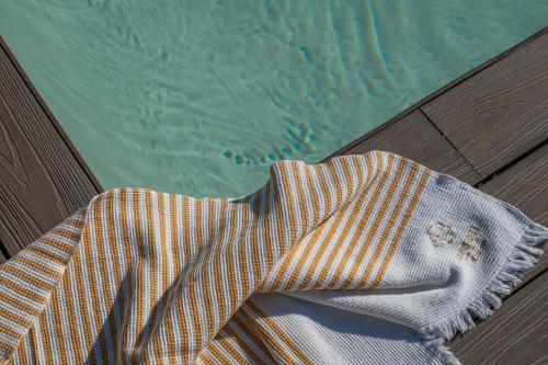加利波利马赛利亚夫吉酒店的游泳池旁的桌子上摆着长袍