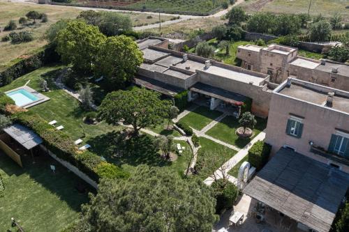 加利波利马赛利亚夫吉酒店的享有带庭院的房屋的空中景致