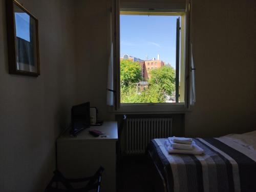 佐拉普雷多萨Braschi 8 B&B的一间卧室设有一张床和一个美景窗户。