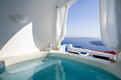 易莫洛林梦想豪华套房酒店的享有水景的游泳池