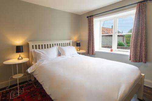 滨海克雷The Harnser的卧室设有一张白色大床和一扇窗户。