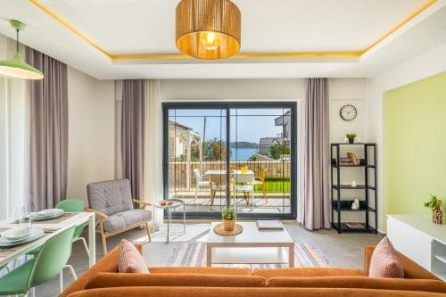 卡斯Meri Suite Apart Kaş的客厅配有沙发和桌子