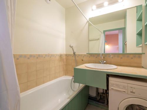 莫尔济讷Appartement Avoriaz, 2 pièces, 4 personnes - FR-1-314-277的一间带水槽、浴缸和镜子的浴室