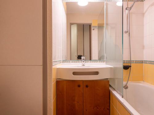 莫尔济讷Studio Avoriaz, 1 pièce, 4 personnes - FR-1-314-273的浴室配有盥洗盆、镜子和浴缸