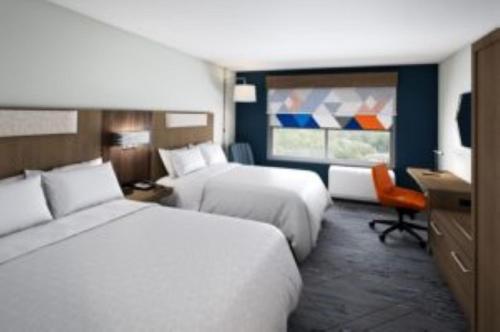 亚克朗Holiday Inn Express - Akron NW - Fairlawn, an IHG Hotel的酒店客房配有两张床和一张书桌