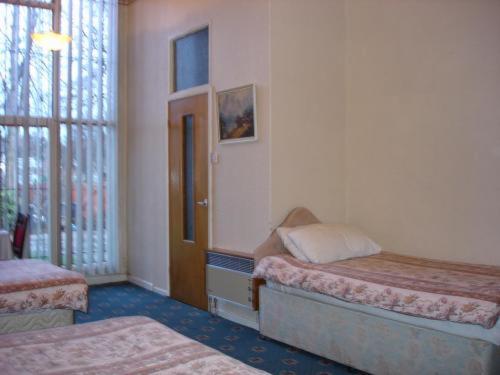 曼彻斯特维多利亚公园酒店的一间卧室设有两张床和窗户。