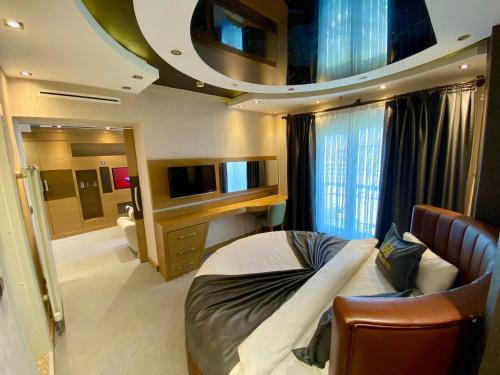 凡城凡城大酒店的一间卧室配有一张床,并在一间客房内配有电视。