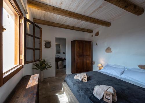 罗萨里奥港Finca Luz的一间卧室设有一张大床和一个窗户。