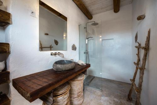 罗萨里奥港Finca Luz的一间带水槽和镜子的浴室