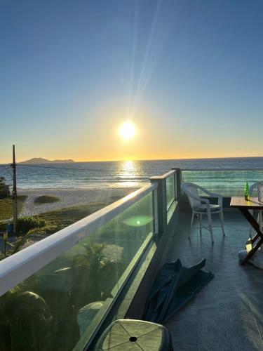 卡波布里奥Central Praias III的日落时分享有海洋美景的阳台