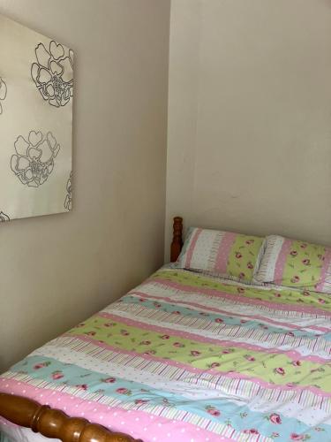KilbarchanHABBIES ROOMS BAR and DINING的卧室内的一张床铺,床上有床罩