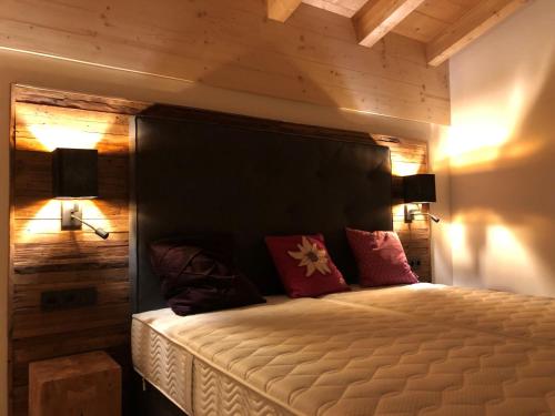 克里姆尔Filzstein Resort Chalet - Zillertal Arena, Hohe Tauern, Salzburgerland, Krimml, Hochkrimml的一间卧室配有一张木墙床