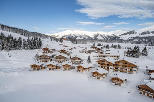 克里姆尔Filzstein Resort Haupthaus - Zillertal Arena, Hohe Tauern, Salzburgerland, Krimml, Hochkrimml的雪地中度假村的空中景观