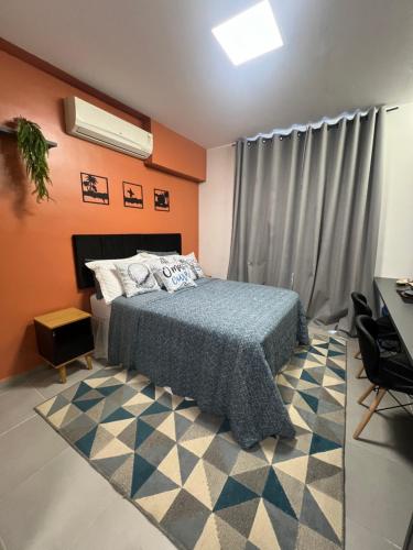 里约热内卢Studio America Gardens的一间卧室配有一张床、一张书桌和一个窗户。