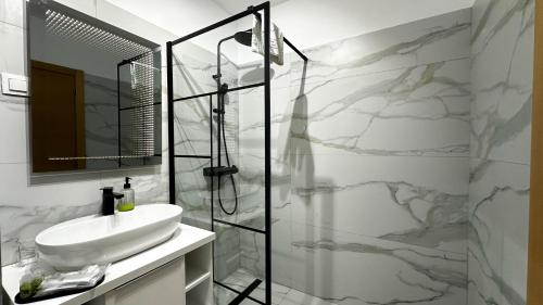 克卢日-纳波卡AD Apartments的白色的浴室设有水槽和淋浴。