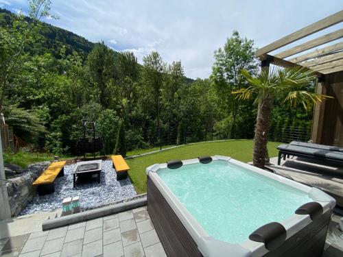Lelis Alpenloft - Bergchalet in Halden的花园后院的游泳池