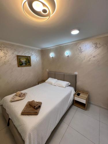 弗拉查尔（历史区）Paradiso1的一间卧室配有一张带白色床单的大床