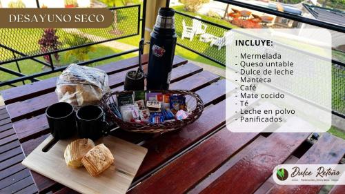 费德拉西翁Dulce Retoño的一张野餐桌,包括一瓶葡萄酒和面包