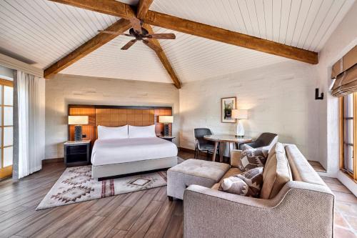 斯科茨JW万豪斯科特斯德驼峰山度假酒店的一间卧室配有一张床、一张沙发和一张桌子
