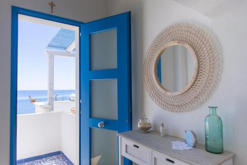马里迪莫Marettimo Vacanze的浴室设有蓝色门和镜子