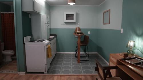 卡罗来纳比奇The Savannah Inn的小厨房配有炉灶和冰箱