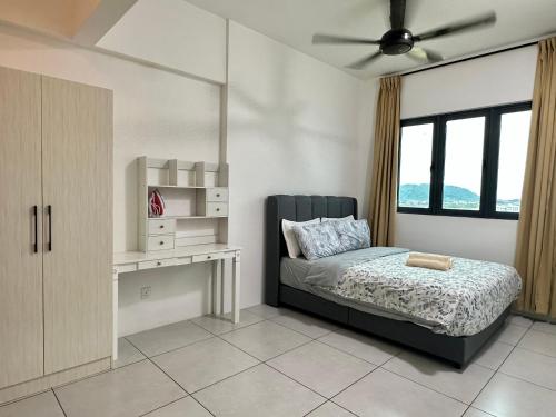 北赖Holiday Inn Stay 3B2R Meritus Residensi Perai的一间卧室设有一张床和一个窗口