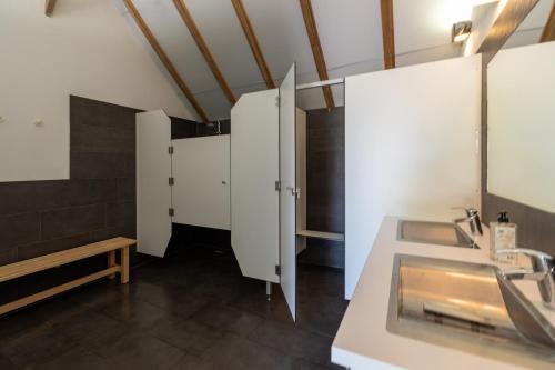 MeddooSafari tent 1 op Wellness Camping en B&B Stoltenborg的一间带白色橱柜和水槽的浴室