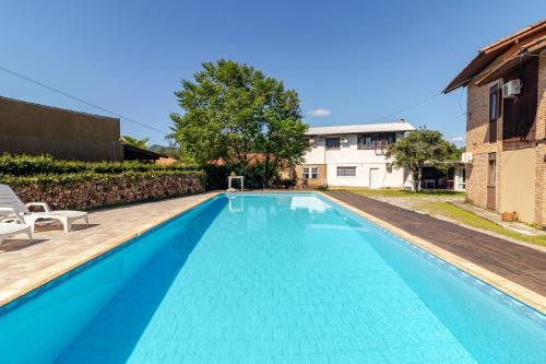 弗洛里亚诺波利斯Garden 437 Estúdios的房屋内的游泳池