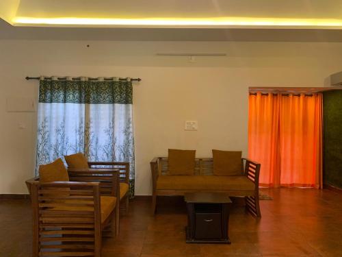 维特利Brothers villa的客厅配有椅子和橙色窗帘