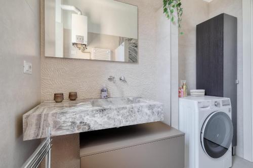 米兰Lattanzio Charming Suite - Porta Romana MM3的一间带水槽和洗衣机的浴室