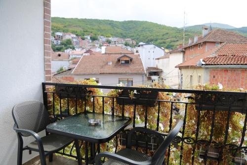 普里兹伦Hotel Venisi的美景阳台配有桌椅
