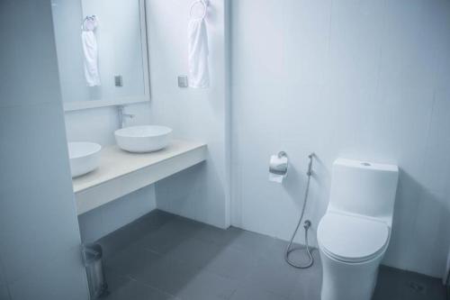 MaradhoofeydhooMorus Bliss - Divers' Preferred Hotel的白色的浴室设有卫生间和水槽。