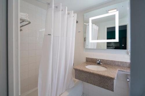 旧金山Inn On Grove的一间带水槽和镜子的浴室