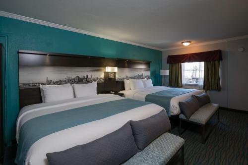 旧金山Inn On Grove的酒店客房,设有两张床和一张沙发