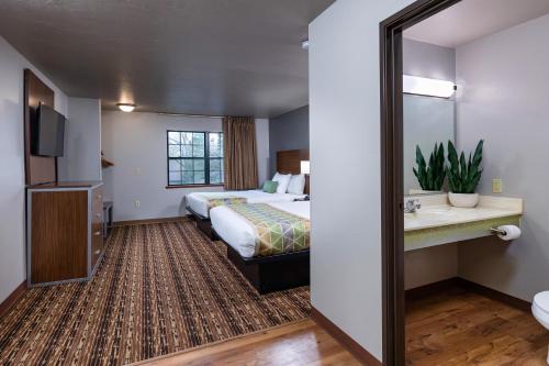 绿湾机场长住酒店的酒店客房设有床和水槽