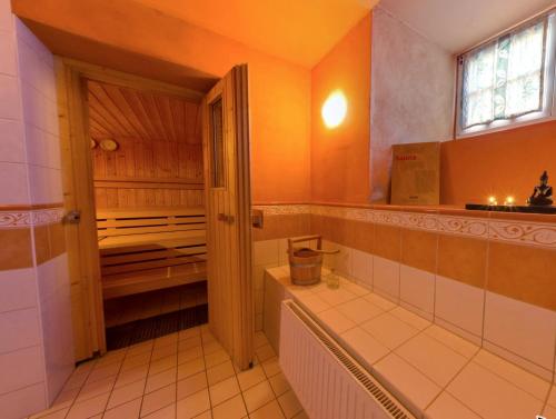 Ludorf卢多夫罗曼蒂克酒店的带浴缸、水槽和窗户的浴室