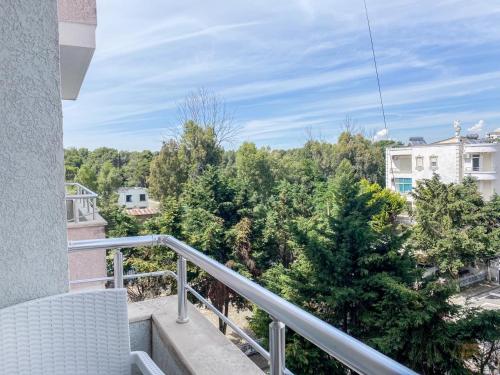 都拉斯LunaSol seaside Apartments的以及享有树木景致的阳台。