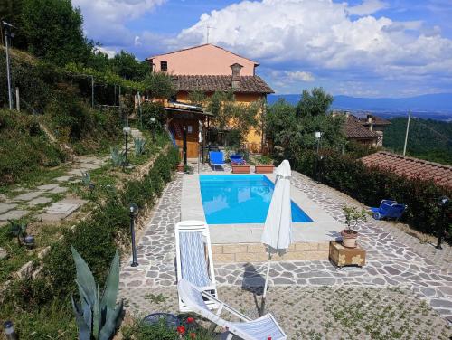 巴贝里诺·迪·穆杰罗Il Podere di Massi的一座带游泳池和房子的别墅