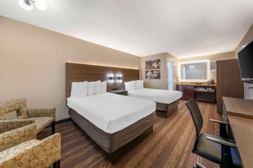 安纳海姆斯托瓦尔贝斯特韦斯特PLUS酒店的酒店客房,设有两张床和一张沙发