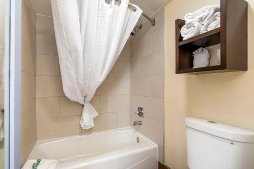 索尔兹伯里索尔兹伯里广场贝斯特韦斯特酒店的浴室配有白色浴缸和卫生间。