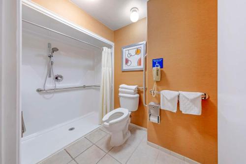 安纳海姆斯托瓦尔贝斯特韦斯特PLUS酒店的一间带卫生间和淋浴的浴室以及一部电话