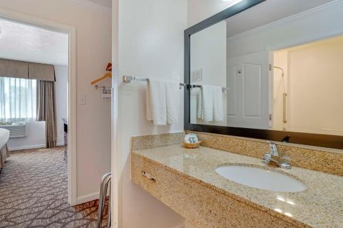 萨利纳斯贝斯维斯特萨利纳斯蒙特利酒店的一间带水槽和大镜子的浴室